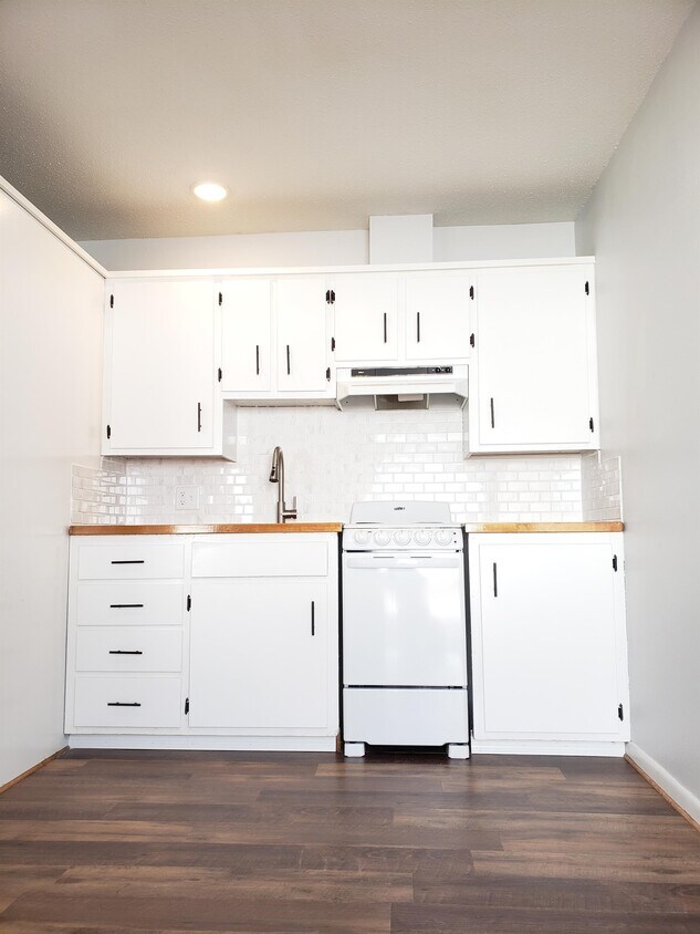 1010 Washington St Unit 102, Pella, IA 50219 Room for Rent in Pella