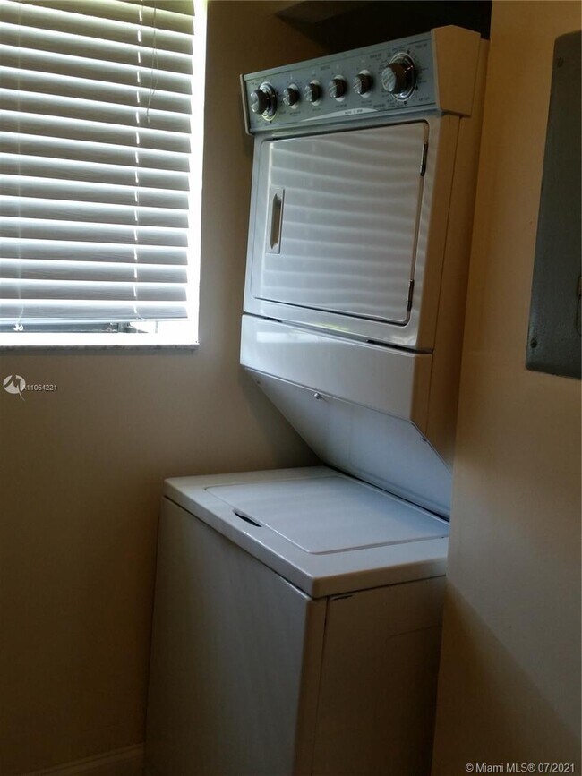 Building Photo - 703 Gardens Dr