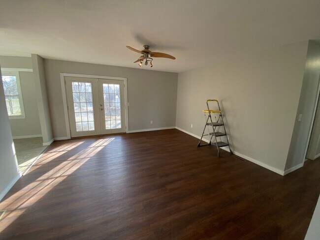 Building Photo - 3 bedroom 2 bath 2 car garage home for rent