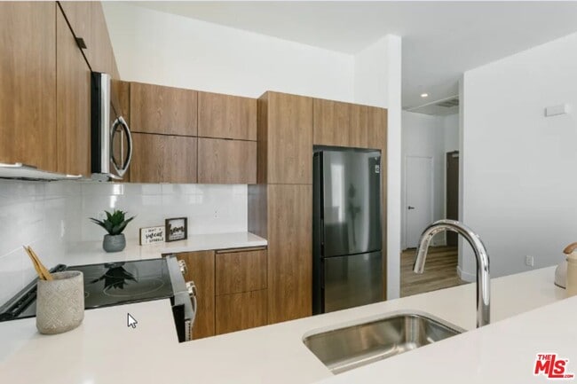 Foto del edificio - 3100 W 8th St
