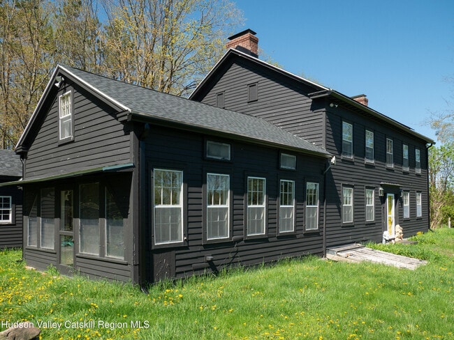Foto del edificio - 483 Travis Hill Rd