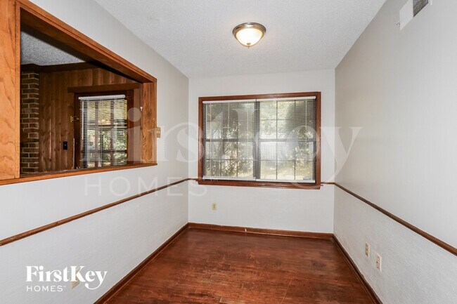 Foto del edificio - 7280 Barnstable Rd