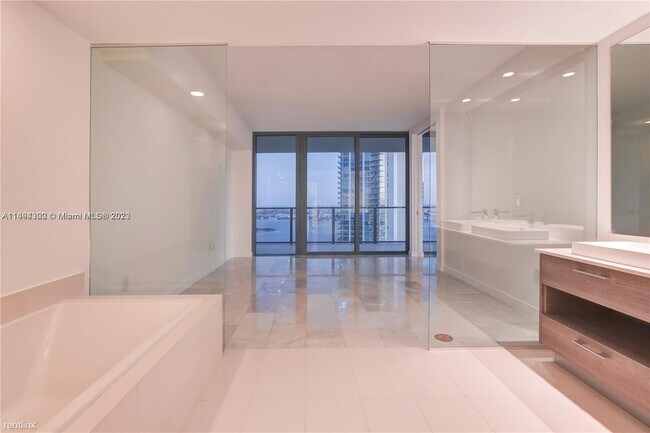 Foto del edificio - 3 br, 3.5 bath Condo - 650 NE 32nd St Unit...