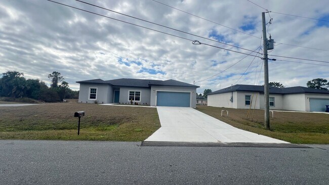 Foto del edificio - Stunning 3 Bedroom, 2 Bath Home in Palm Bay!