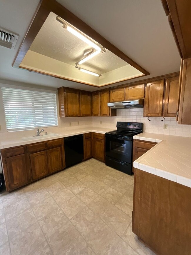 Building Photo - Charming home nestled in desirable Northea...
