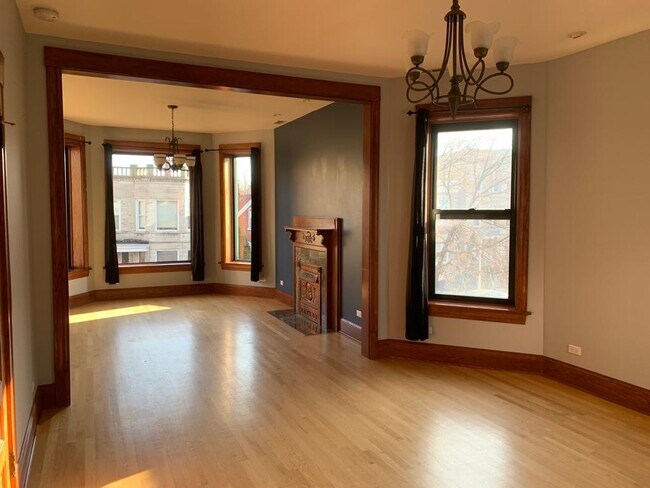 Living Room - 928 N Richmond St