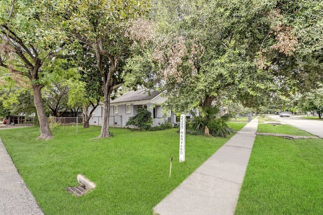 Building Photo - Charming 2-Bedroom Home with Hardwood Floo...