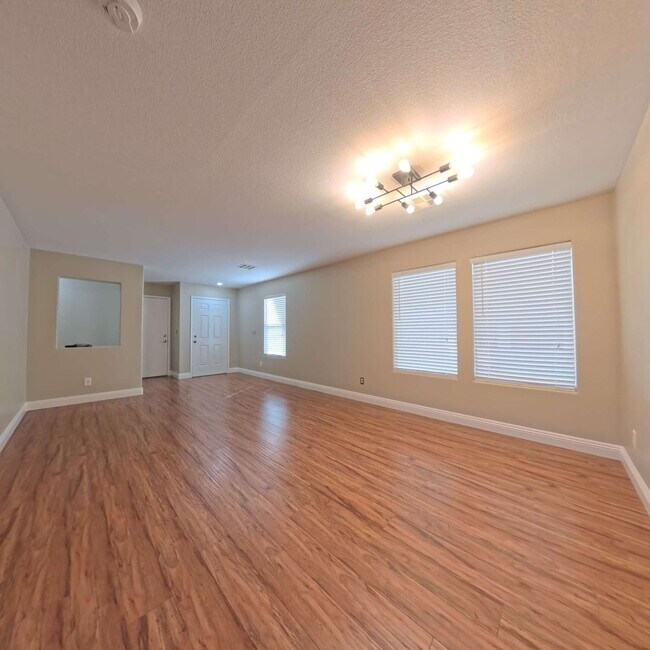 Foto del edificio - Stunning 2-Story Home with a Bedroom downstairs and a Backyard Oasis.