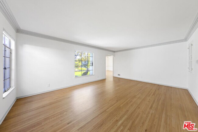 Foto del edificio - 1031 S Tremaine Ave