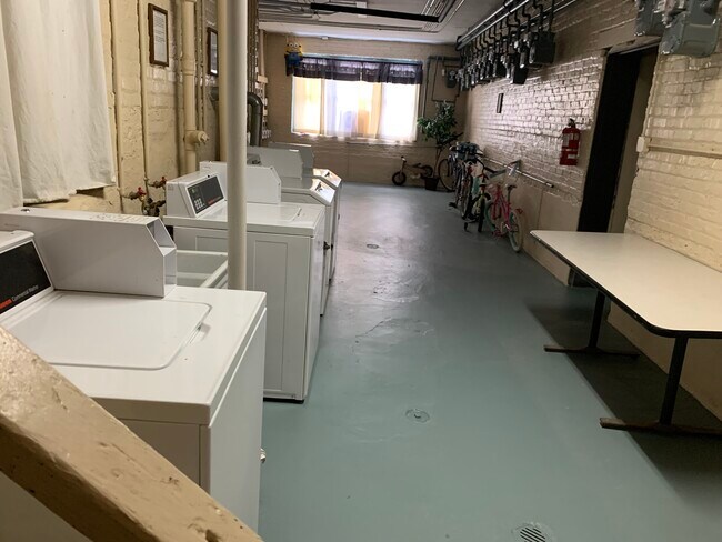 Foto del edificio - 2730 Ridgeland Ave