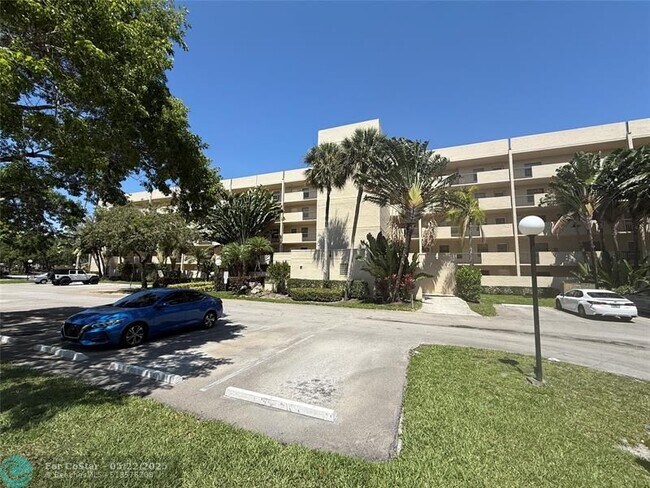 Building Photo - 2900 NW 42nd Ave