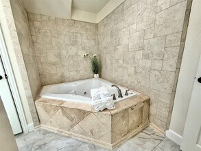 Building Photo - 2502 Lake Gardens Ct