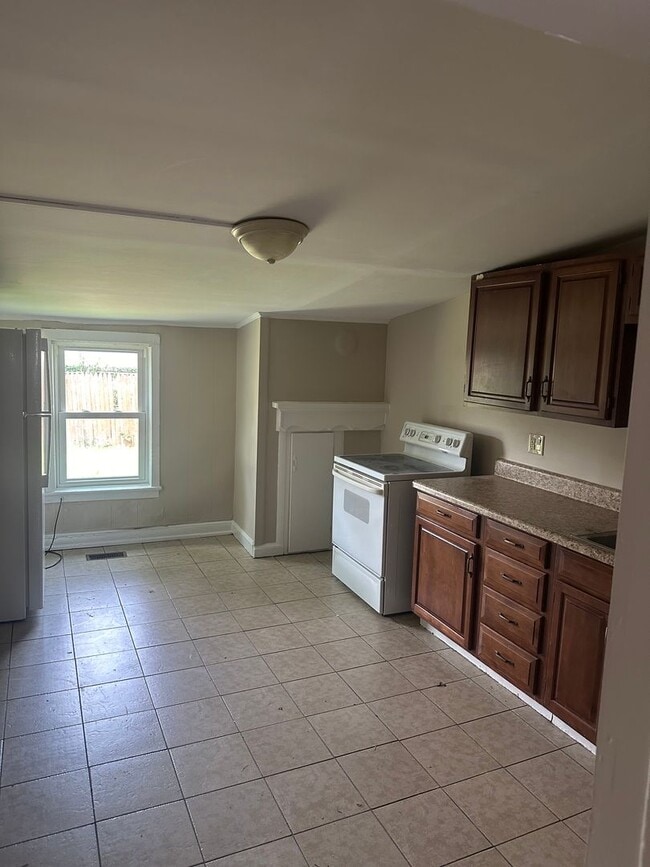 Building Photo - Single Family House located on North Locus...