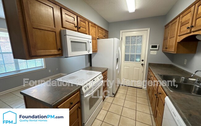 Building Photo - 60 Tanner Cove