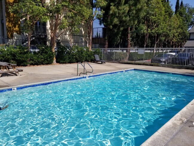 Foto del edificio - 3028 W Cheryllyn Ln