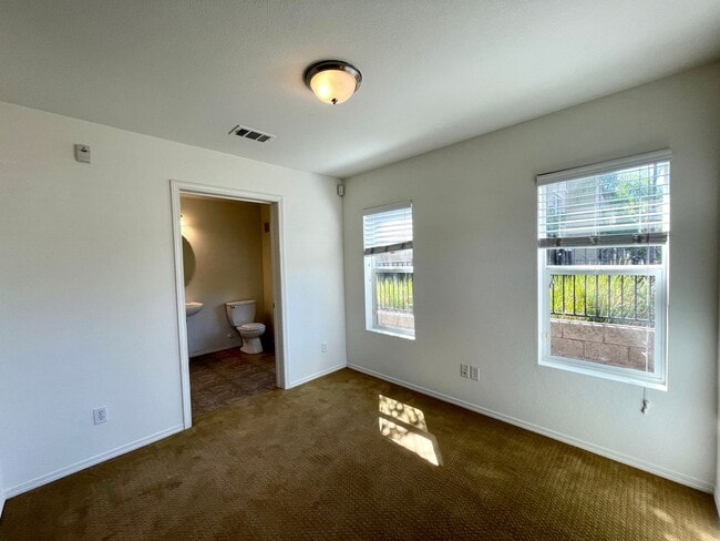 Foto del edificio - Spacious 2B/3BA + Den Townhouse in City He...