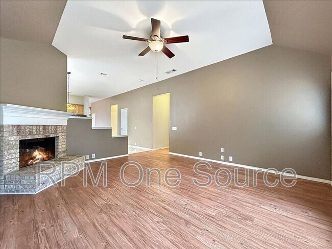 Foto del edificio - 5817 Sandalwood Dr
