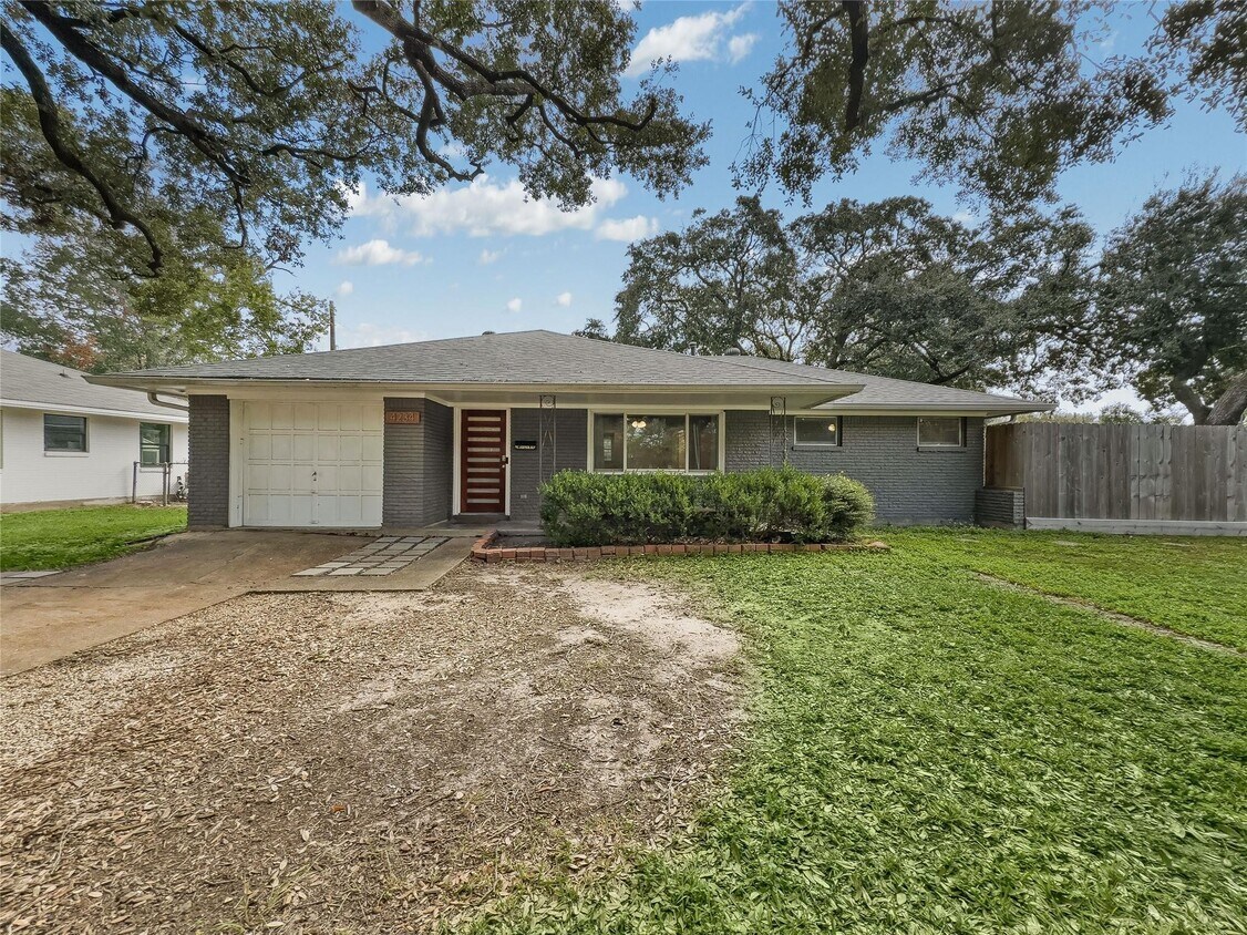 Foto principal - 4234 T C Jester Blvd