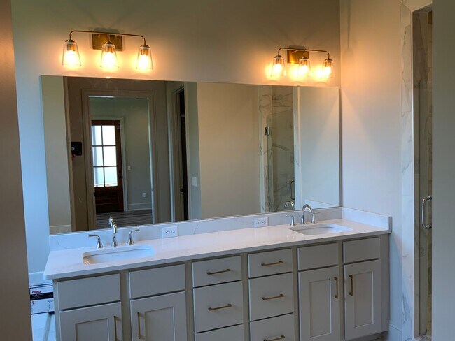 Foto del edificio - Great 4 BR Rental in Oxford January 2024