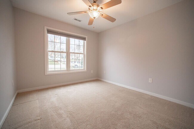 Building Photo - Spacious 3 Bed / 2 Bath with Large Back De...