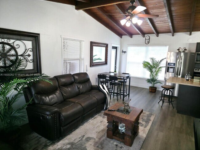 Foto del edificio - 712 SW 22nd Terrace