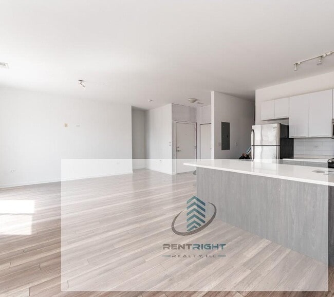 Building Photo - 2700 W North Ave