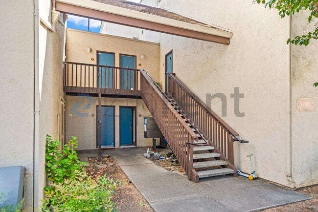 Building Photo - Unit G