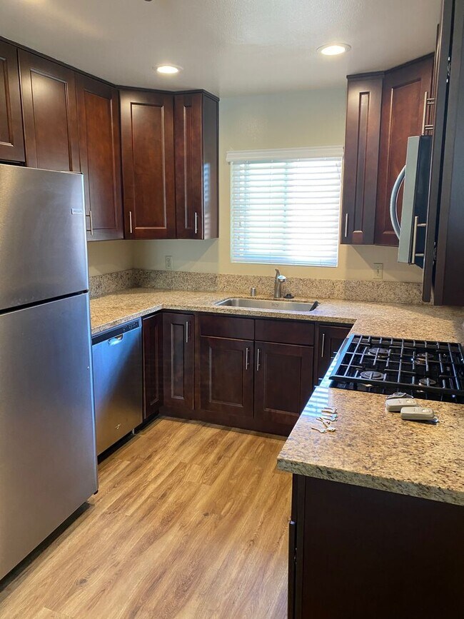 Building Photo - 1 bed, 1 bath River Ridge apartment on 2nd...