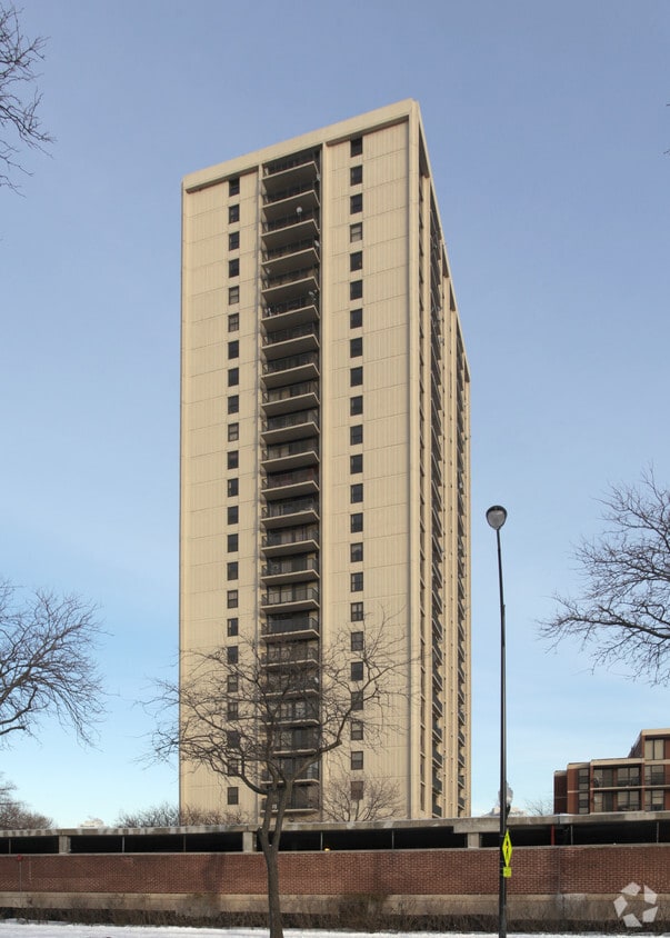 South Commons Apartments in Chicago, IL