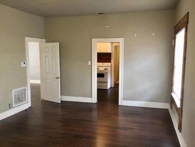 Building Photo - 3 br, 1 bath House - 106 W. Foreman St.