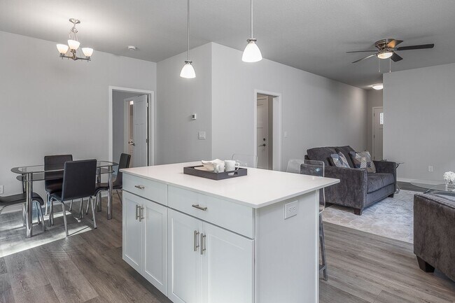 Building Photo - Great 3 Bedroom Single-Family Home in Urba...