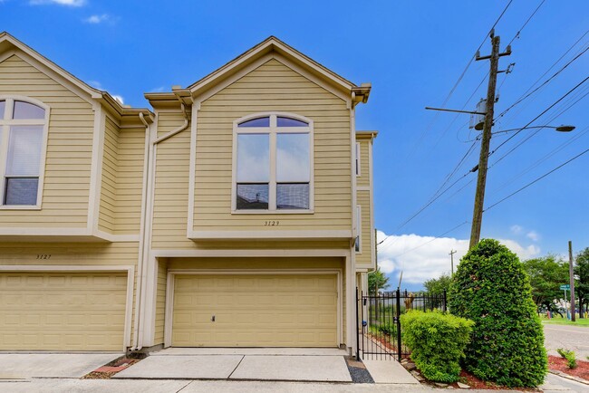 Building Photo - Townhome in EADO!