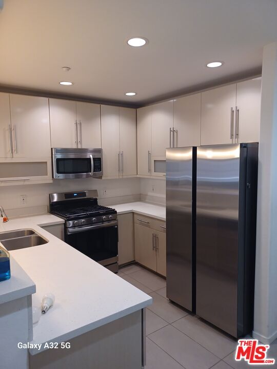 Building Photo - 733 S Manhattan Pl