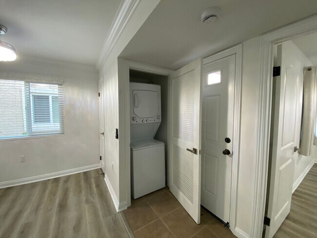 Foto del edificio - Beautifully Renovated 1-Bedroom Condo in R...