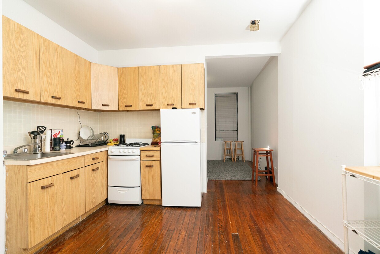 Primary Photo - 422 E 75th St