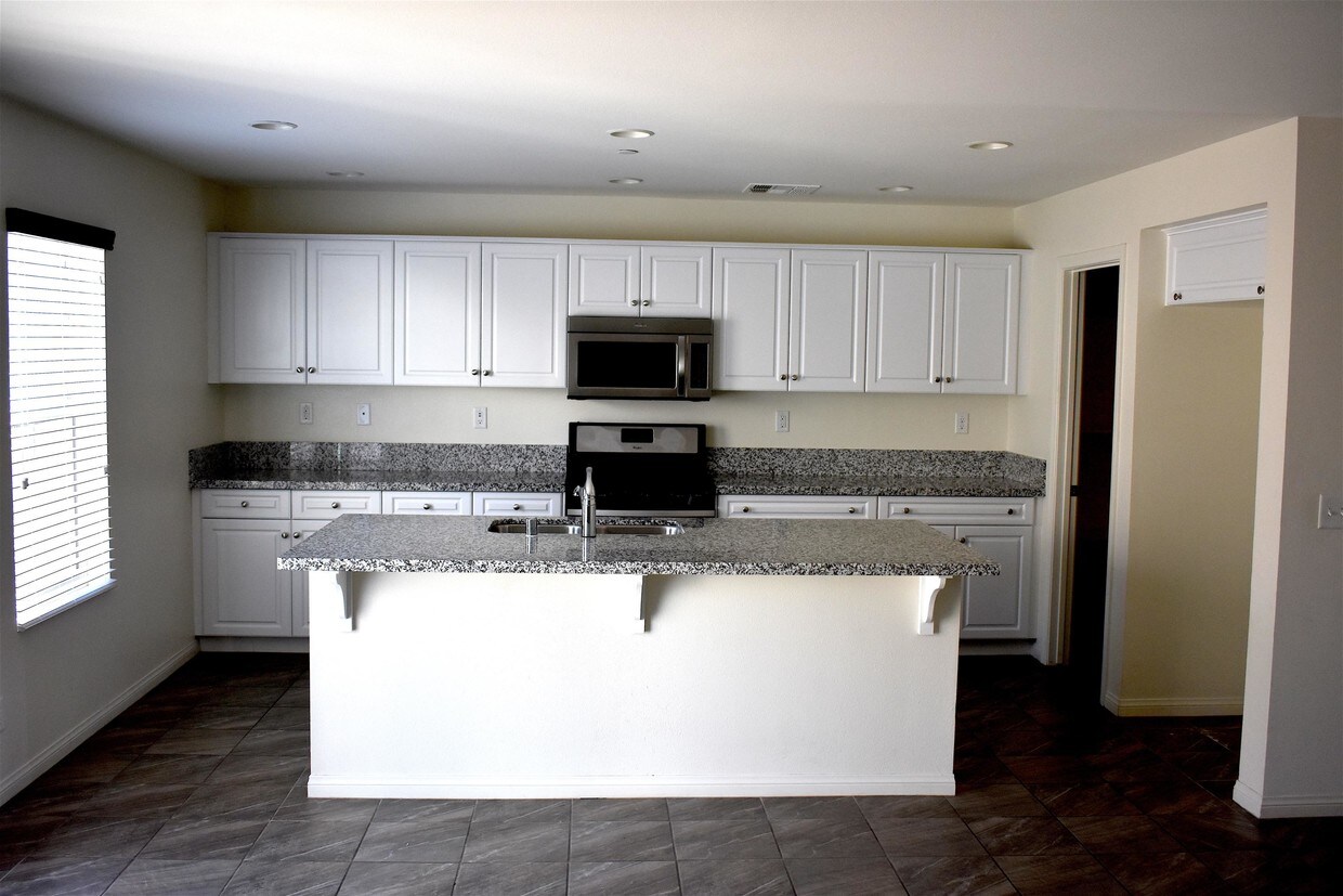 Building Photo - 37500 Citron Pl