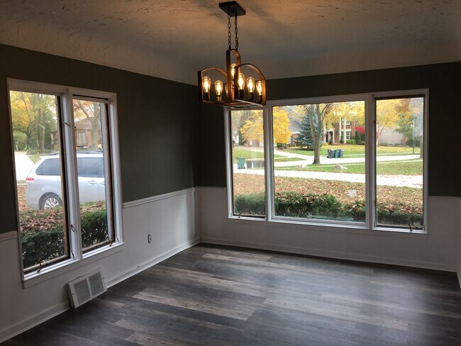 Building Photo - Spacious 3bd/2.5ba Ranch