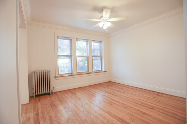 Building Photo - 2026 W Berwyn Ave