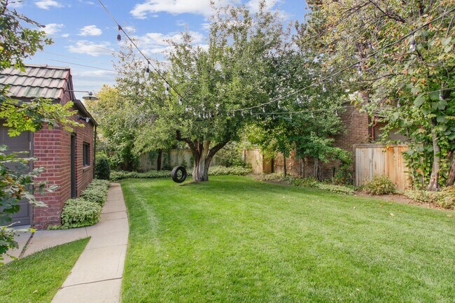 Foto del edificio - 1655 Jasmine St