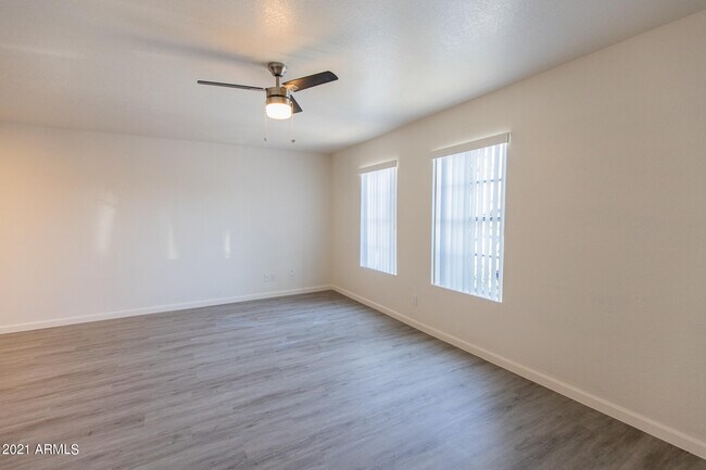 Foto del edificio - 2020 W Orangewood Ave