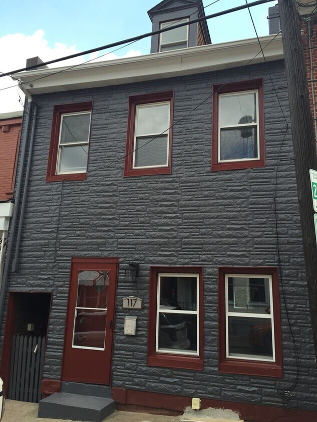 Foto principal - Gorgeous 3 Bedroom Reno in South Side. Ope...