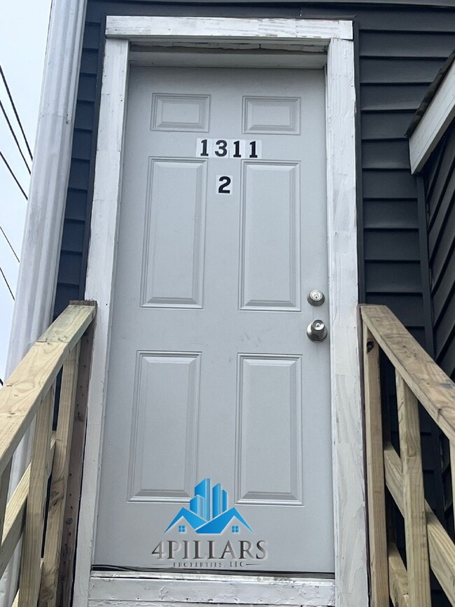 Foto del edificio - "Charming 3-Bed Gem in East Chicago – Spacious 1066 Sq Ft Retreat!"