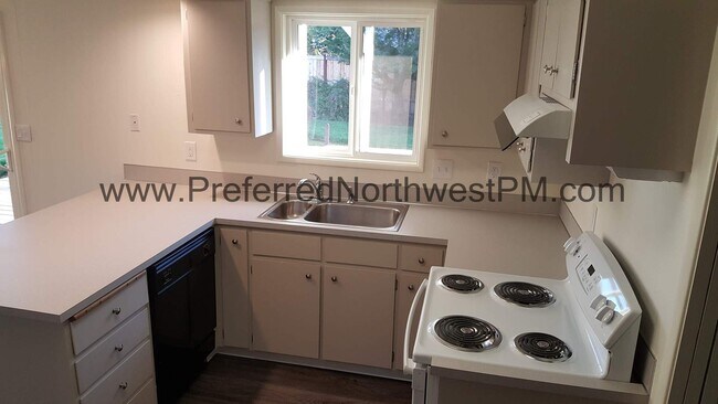 Building Photo - Beautiful 4 bedroom house off River Road!