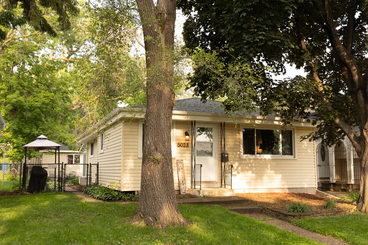 Foto principal - 5023 5th St NE