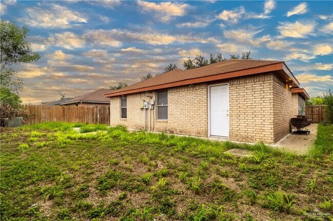 Foto del edificio - 3909 Zinnia Ave