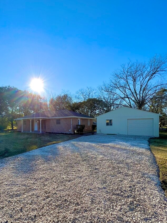 7002 Smith Dr, Hitchcock, TX 77563 House Rental in Hitchcock, TX