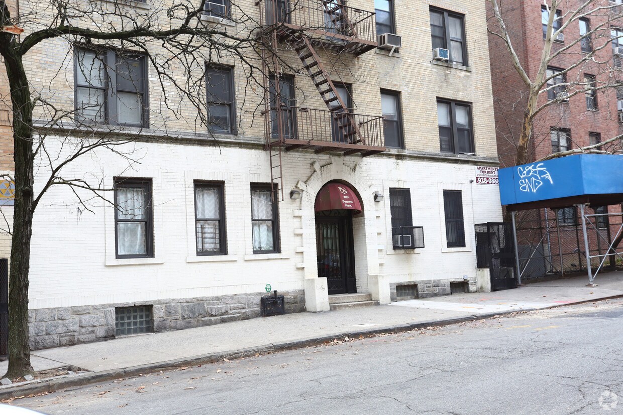 Foto del edificio - 209-211 Bennett Ave