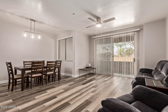 Foto del edificio - 1445 E Broadway Rd