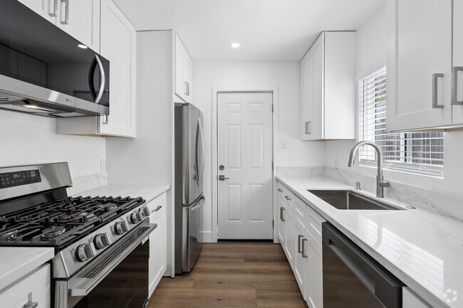 Interior Photo - 1022 Tait St
