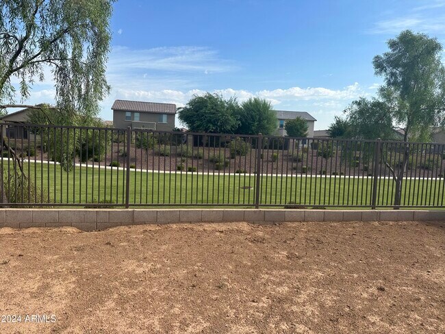 Foto del edificio - 6240 W Evergreen Rd
